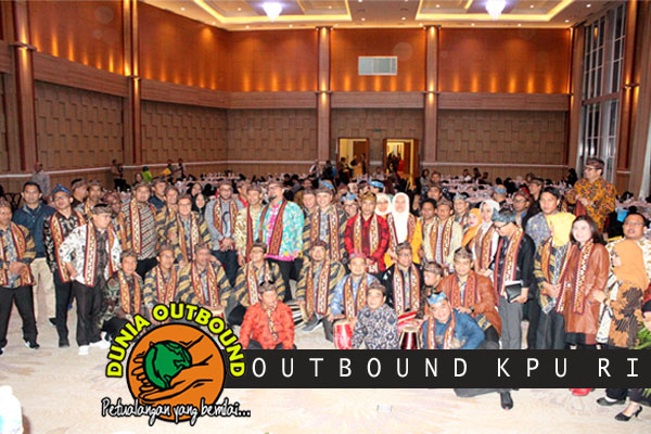 Poto bersama peserta Outbound KPU